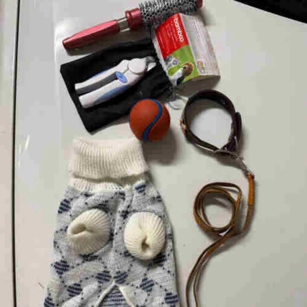 6 x Dog/Pet items (nail clipper included)